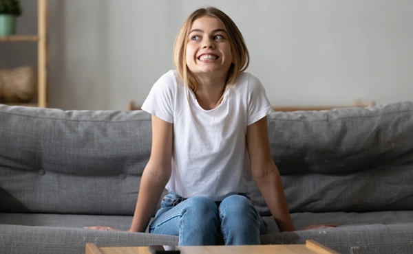 Девушка в эйфории на диване